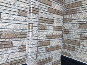 既存外壁材は窯業サイディングです。セメント・石膏などを主成分にし、一般住宅でも最も使用されている外壁材で基材に吸水性があるのが特徴です。