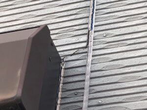2階の軒天部分にカビが見受けられます。今回、防カビ成分の入った軒天専用塗料を塗布することで素材を長持ちさせることができます。1階の軒天部は綺麗な為補修は不要と判断します。