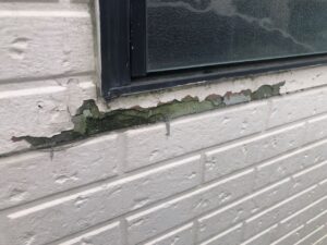 外壁表面の防水機能の欠如から外壁表面が剥がれ始めております。