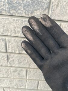 紫外線による影響から、塗料の劣化を示すチョーキングが発生しております。しっかりと高圧洗浄で汚れを落とし、塗装をする必要があります。