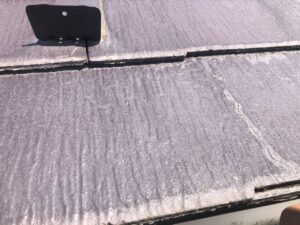 屋根材に割れが確認されます。