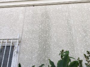 外壁材に一部カビ・コケが発生しているところがあります。低汚染塗料の使用や専用の添加剤を塗料に混ぜることで、カビ・コケの発生を抑制することができます。