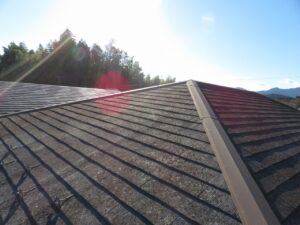 既存屋根材はスレート屋根です。石質の薄い板を使用しているため、劣化や反りがしやすい材料です。