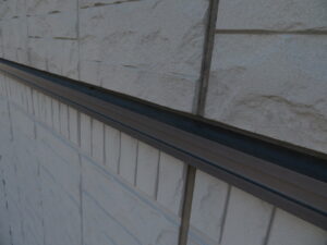 幕板のチョーキングが見受けられます。今回、外壁と併せて塗装をすることで、お家を長持ちさせることができます。