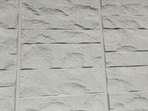 既存外壁材は窯業サイディングです。セメント・石膏などを主成分にし、一般住宅でも最も使用されている外壁材で基材に吸水性があるのが特徴です。