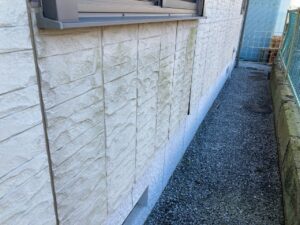 外壁材に一部カビ・コケが発生しているところがあります。低汚染塗料の使用や専用の添加剤を塗料に混ぜることで、カビ・コケの発生を抑制することができます。
