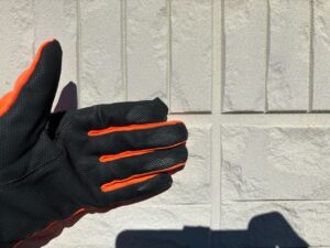 紫外線による影響から、塗料の劣化を示すチョーキングが発生しております。高圧洗浄で汚れを落とし、塗装をする必要があります。