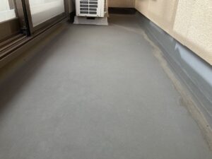 既存バルコニーは塩ビシートです。劣化が進んでおり、今回のタイミングで防水専用塗料を施工することを推奨いたします。
