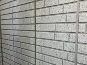 外壁材に一部カビ・コケが発生しているところがあります。低汚染塗料の使用や専用の添加剤を塗料に混ぜることで、カビ・コケの発生を抑制することができます。