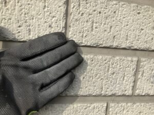 紫外線による影響から、塗料の劣化を示すチョーキングが発生しております。しっかりと高圧洗浄で汚れを落とし、塗装をする必要があります。