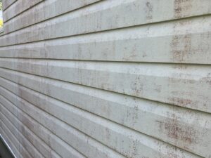 外壁材に一部カビ・コケが発生しているところがあります。低汚染塗料の使用や専用の添加剤を塗料に混ぜることで、カビ・コケの発生を抑制することができます。
