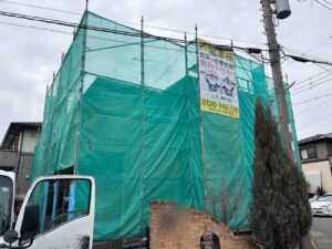 足場の組立・メッシュシートの取付が完了しました。安全且つご近所様への配慮になります。