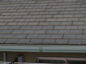 全体的に防水が切れている事から、色褪せや表層剥離をおこしていますのでお早目の塗装を推奨致します。