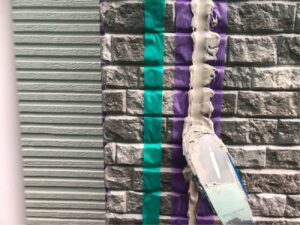 シーリングの押さえ込みを行っています。