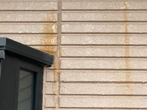 外壁材に一部カビ・コケが発生しているところがあります。低汚染塗料の使用や専用の添加剤を塗料に混ぜることで、カビ・コケの発生を抑制することができます。
