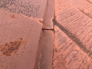 板金を留めている釘が浮いてしまっている状態です。