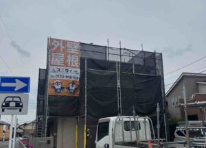 足場の組立・メッシュシートの取付が完了しました。安全且つご近所様への配慮になります。