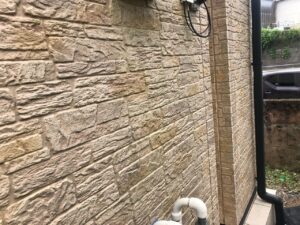 外壁材に一部カビ・コケが発生しているところがあります。低汚染塗料の使用や専用の添加剤を塗料に混ぜることで、カビ・コケの発生を抑制することができます。