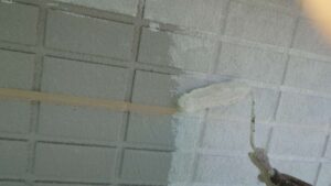 外壁の下塗りを行っています。