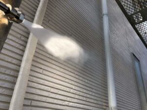 外壁の洗浄作業を行っています。