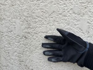 紫外線による影響から、塗料の劣化を示すチョーキングが発生しております。しっかりと高圧洗浄で汚れを落とし、塗装をする必要があります。
